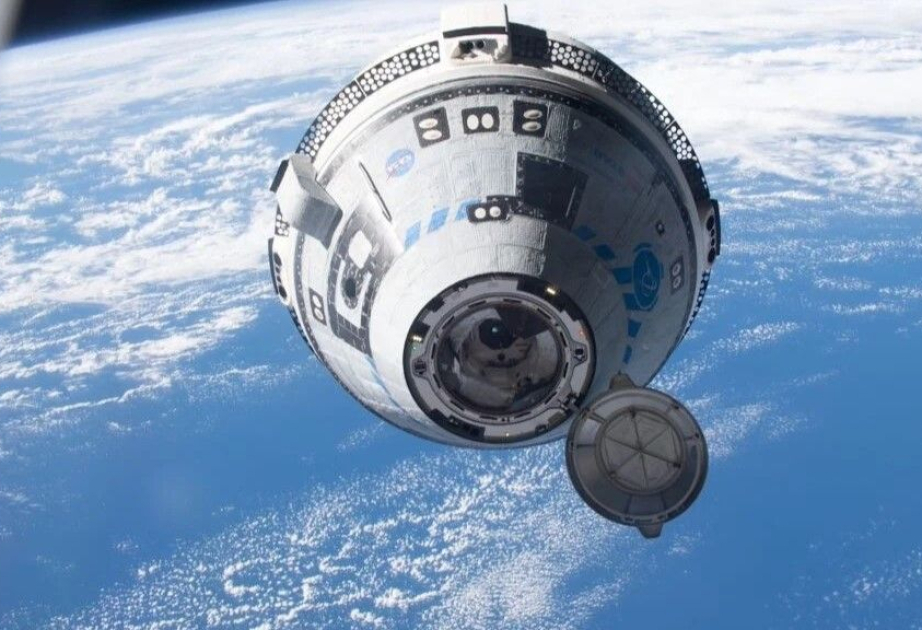 Le vaisseau spatial Starliner quitte la station spatiale pour la Terre, sans équipage