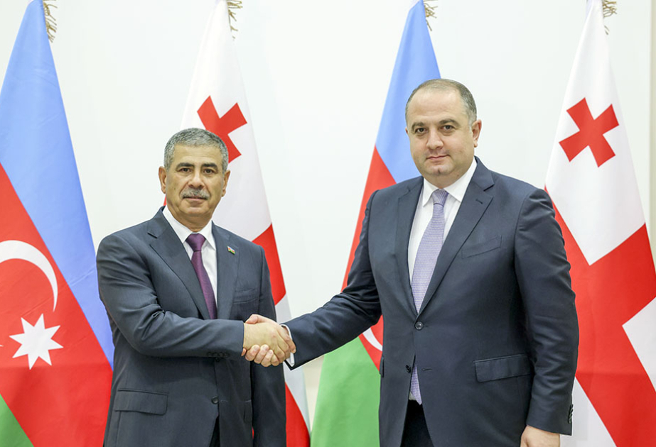 Los Ministros de Defensa de Azerbaiyán y Georgia analizan cuestiones de cooperación militar