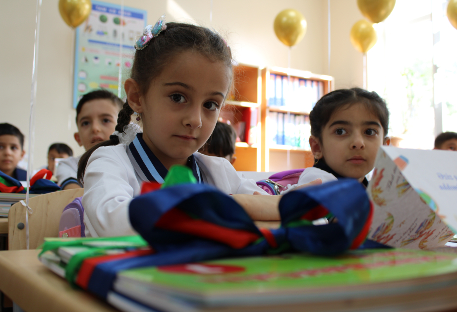 Qərb bölgəsinin məktəblərində yeni dərs ilinin ilk zəngi çalınıb  FOTO