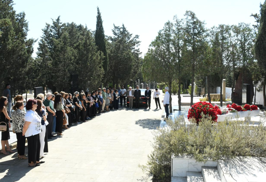 Görkəmli pianoçu, pedaqoq Elmira Səfərovanın məzarı ziyarət olunub