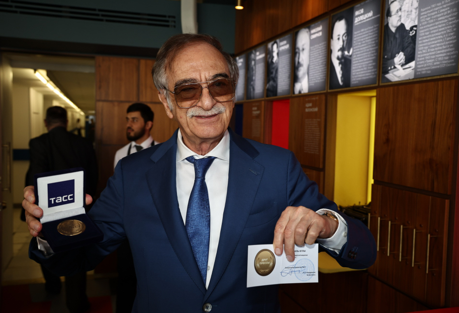 Polad Bülbüloğlu “Mətbuatın dostu” xatirə medalı ilə təltif olunub