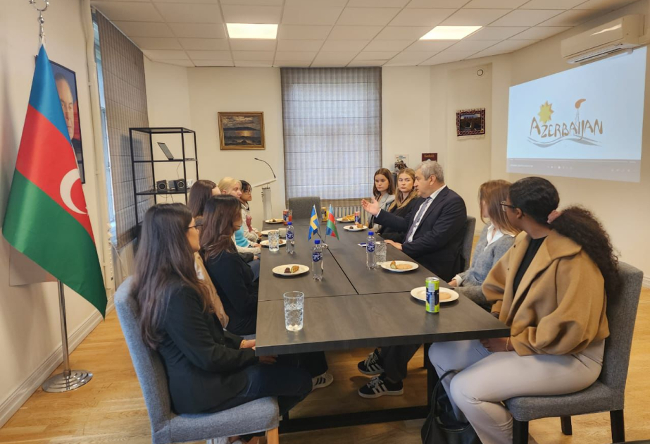 El Embajador proporciona a los estudiantes la información sobre las relaciones entre Azerbaiyán y Suecia