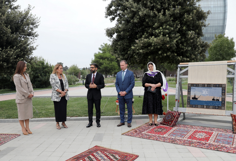 SOCAR və “Azərxalça”nın əməkdaşlığı ilə “Əsrin müqaviləsi”nin 30 illiyi üçün hazırlanan xalçaların kəsim mərasimi keçirilib