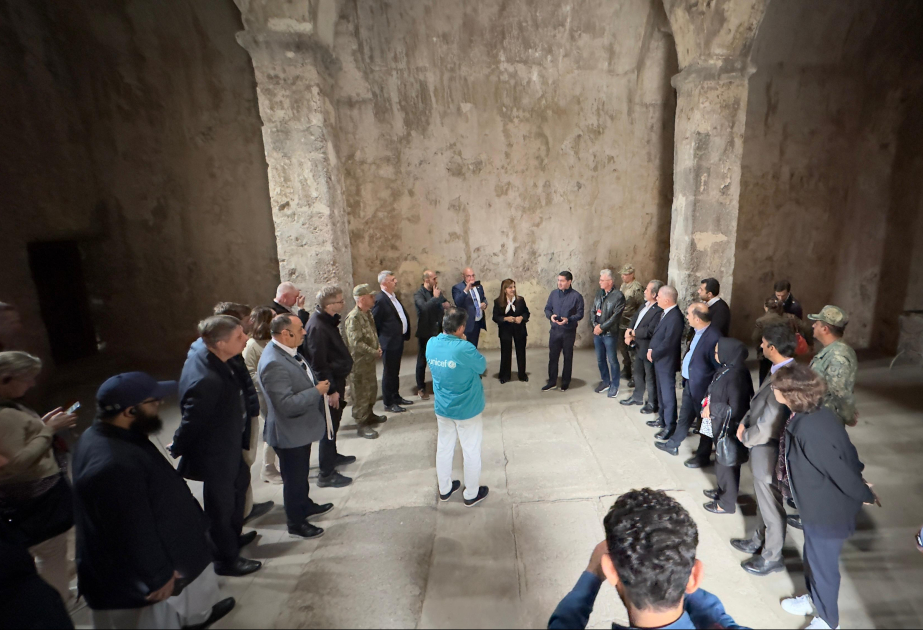 Diplomáticos extranjeros visitan la central hidroeléctrica de Yukhari Veng y el monasterio de Khudavang en Kalbajar