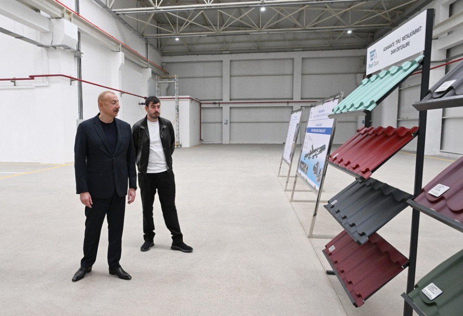 Präsident Ilham Aliyev weiht Betrieb für Herstellung von Dachdecken im Industriepark Aghdam ein