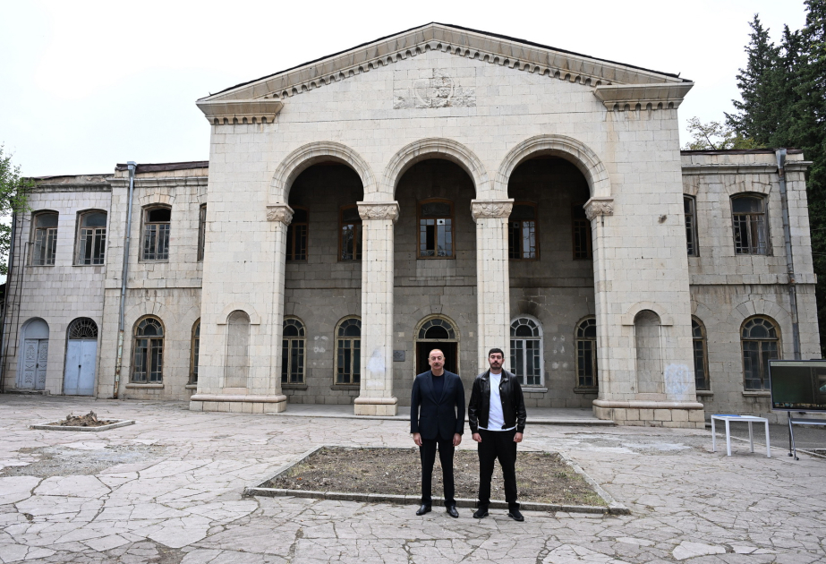 Ilham Aliyev visite le bâtiment du Théâtre national d’art dramatique de Khankendi VIDEO