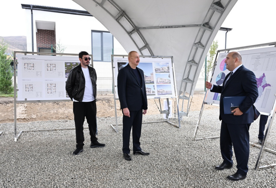 Präsident Ilham Aliyev besichtigt Fortschritt beim Wiederaufbau des Dorfes Khydyrli in Aghdam VIDEO