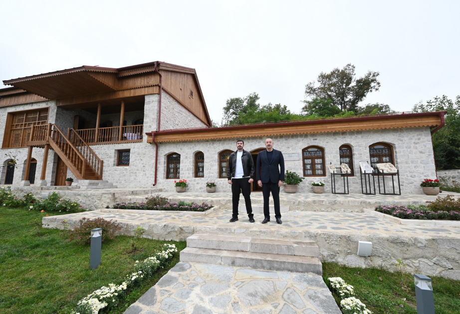 El Presidente Ilham Aliyev asistió a la inauguración de la Casa-Museo Uzeyir Hajibayli en Shusha tras su restauración
