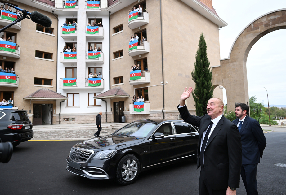 Präsident Ilham Aliyev nimmt an Eröffnung des renovierten Studentenwohnheims der Garabagh-Universität in Khankendi teil VIDEO