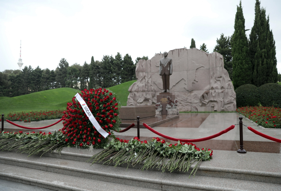 Сотрудники SOCAR посетили могилу великого лидера