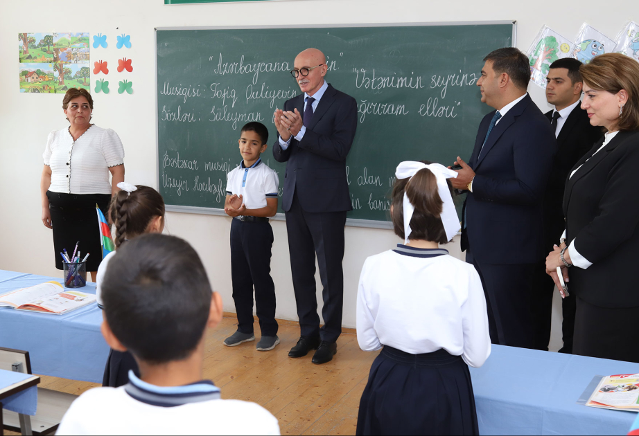 Firudin Qurbanov Yevlax şəhəri Tofiq İsmayılov adına Kövər kənd tam orta məktəbin kollektivi ilə görüşüb