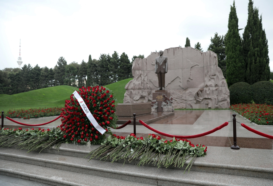 Los empleados de SOCAR visitaron la tumba del gran líder