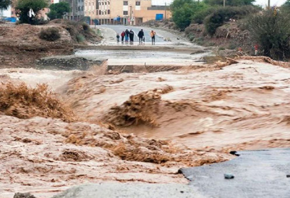 مصرع شخصين و14 من المفقودين بعد انجراف حافلة للركاب بفعل السيول بطاطا المغربية
