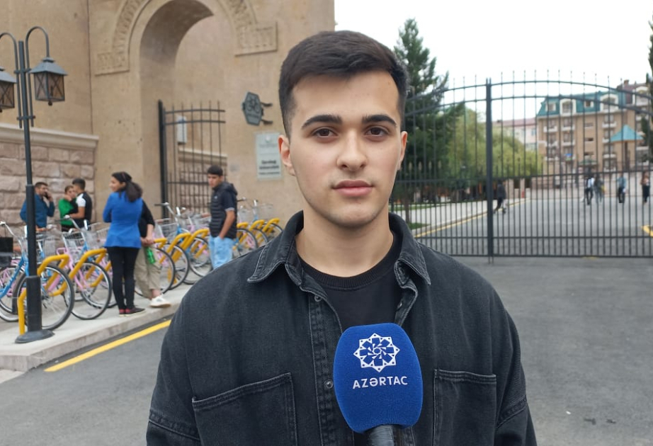 Студент: Как один из первых студентов Карабахского университета, очень горжусь тем, что выступил перед нашим Президентом