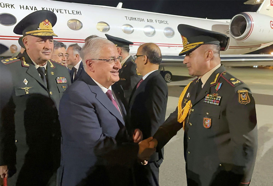 Les dirigeants militaires turcs arrivent à Bakou