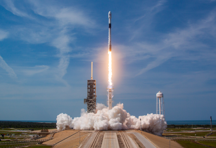 “SpaceX” orbitə daha 20 internet peyki çıxarıb