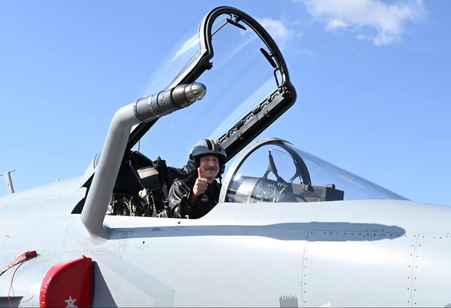 El caza polivalente JF-17C se presenta al Presidente de Azerbaiyán