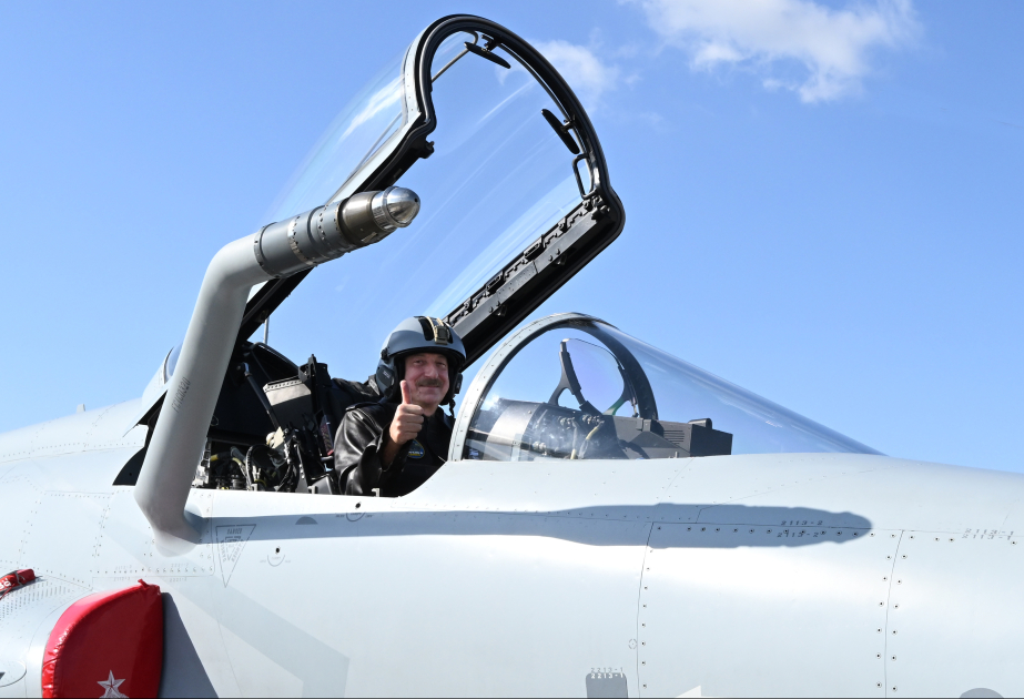 الرئيس إلهام علييف يتعرف على الطائرة متعددة الأغراض "JF-17C"