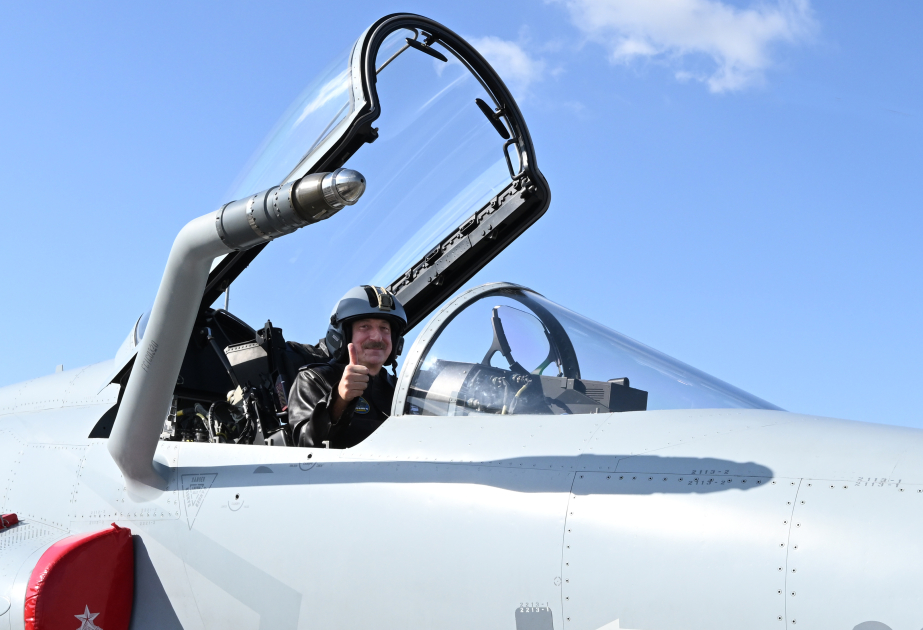 Präsident Ilham Aliyev besichtigt Mehrzweckflugzeuge JF-17C VIDEO