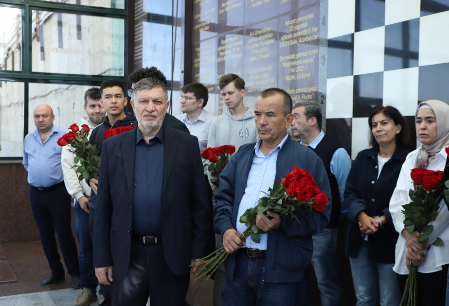 Участники Мемориала Вугара Гашимова посетили могилу покойного шахматиста