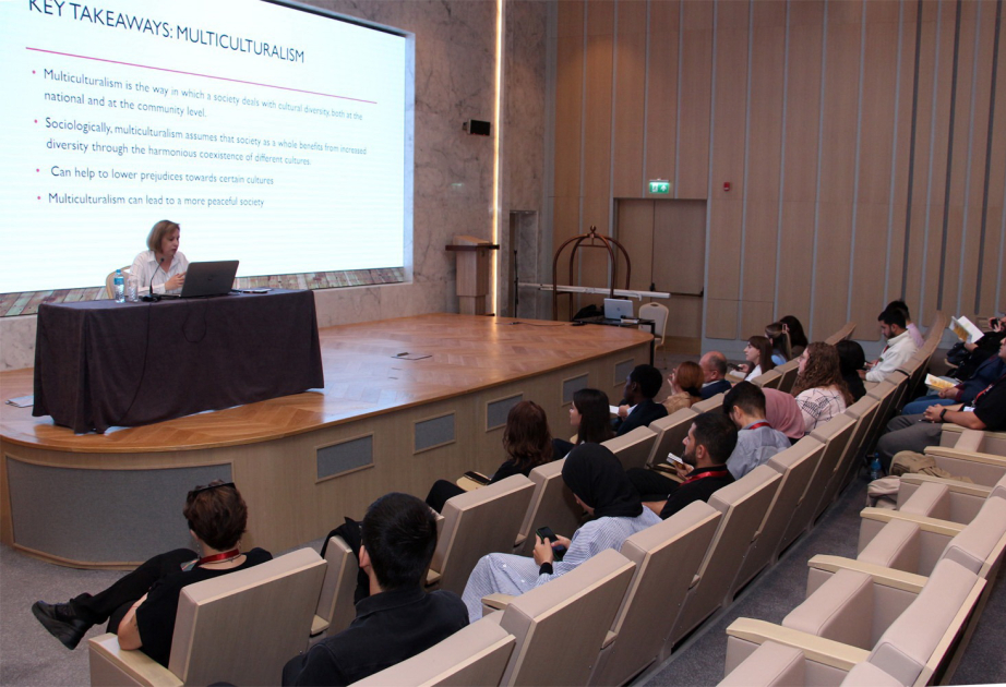 Xarici tələbələrə Azərbaycan multikulturalizm modelinin xüsusiyyətlərindən bəhs olunub