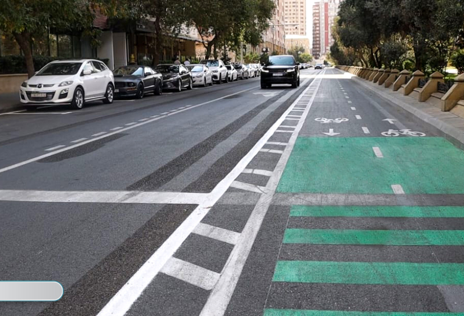 Xocalı prospektində 2 hərəkət zolağı və parklanma yerləri saxlanılmaqla velosiped zolağı təşkil edilib