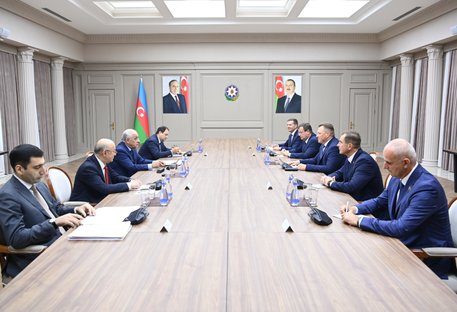 Premierminister Ali Asadov trifft sich mit Katastrophenschutzminister von Belarus