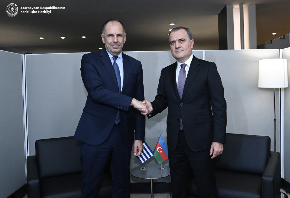 Canciller azerbaiyano informó a su homólogo griego sobre la situación actual en la región en el período posterior al conflicto