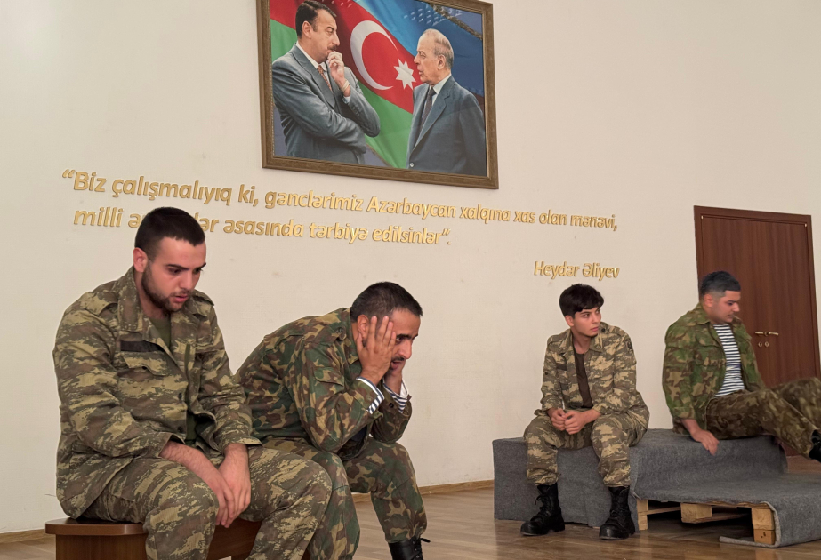 BDU tələbələri Suraxanı Gənclər Evində səhnə əsəri ilə çıxış ediblər