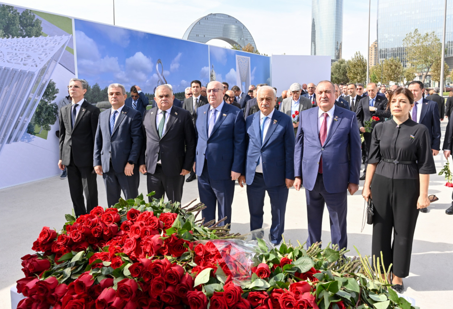 Milli Məclisin kollektivi şəhidlərin xatirəsini anıb