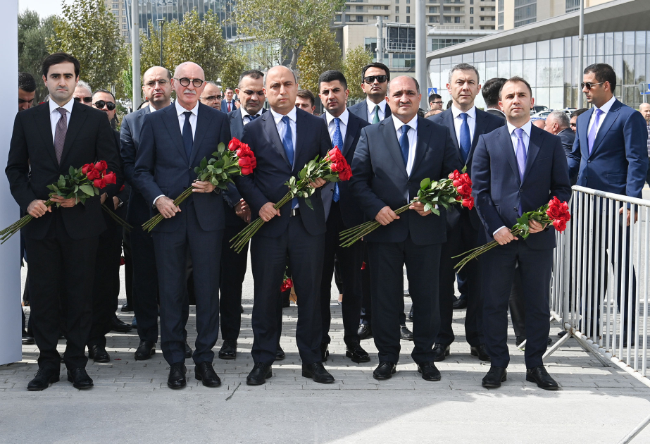 Elm və Təhsil Nazirliyinin kollektivi Anım Günü ilə əlaqədar Zəfər parkında olub