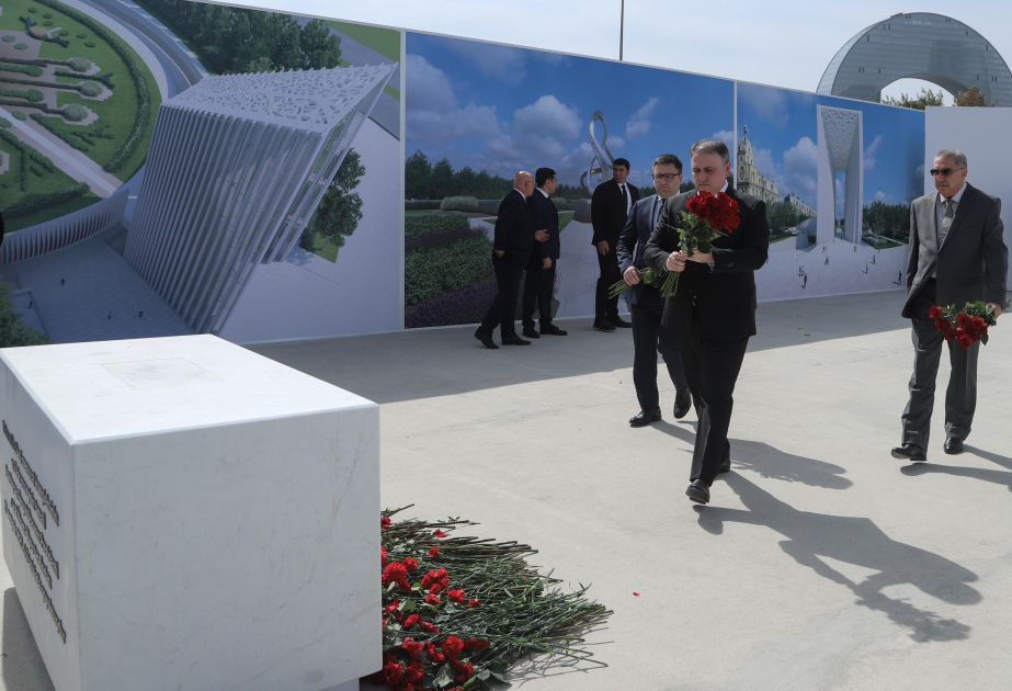 Müdafiə Sənayesi Nazirliyinin rəhbər heyəti Anım Günündə Zəfər parkını ziyarət edib