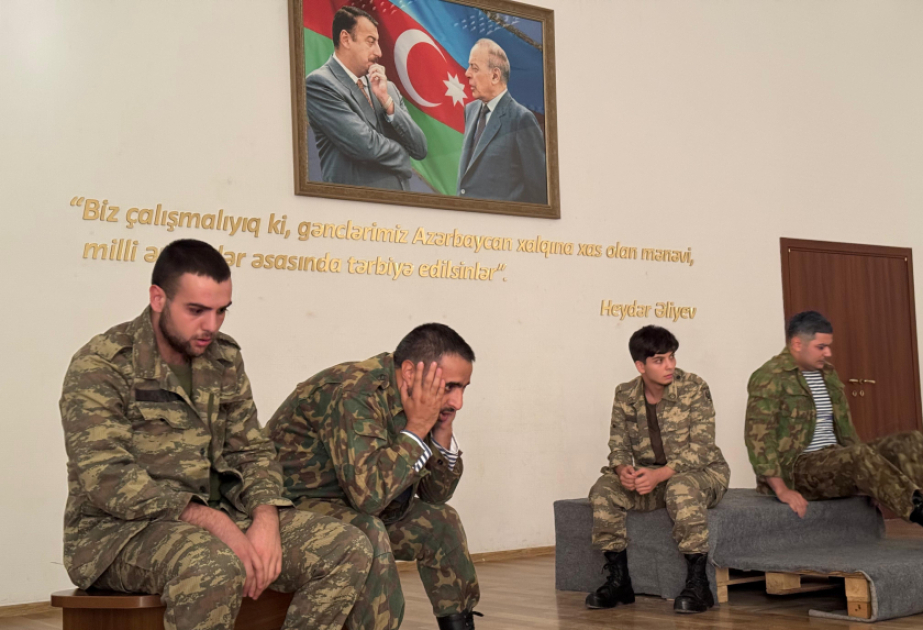 Студенты Бакинского госуниверситета показали спектакль в Доме молодежи в Сураханы