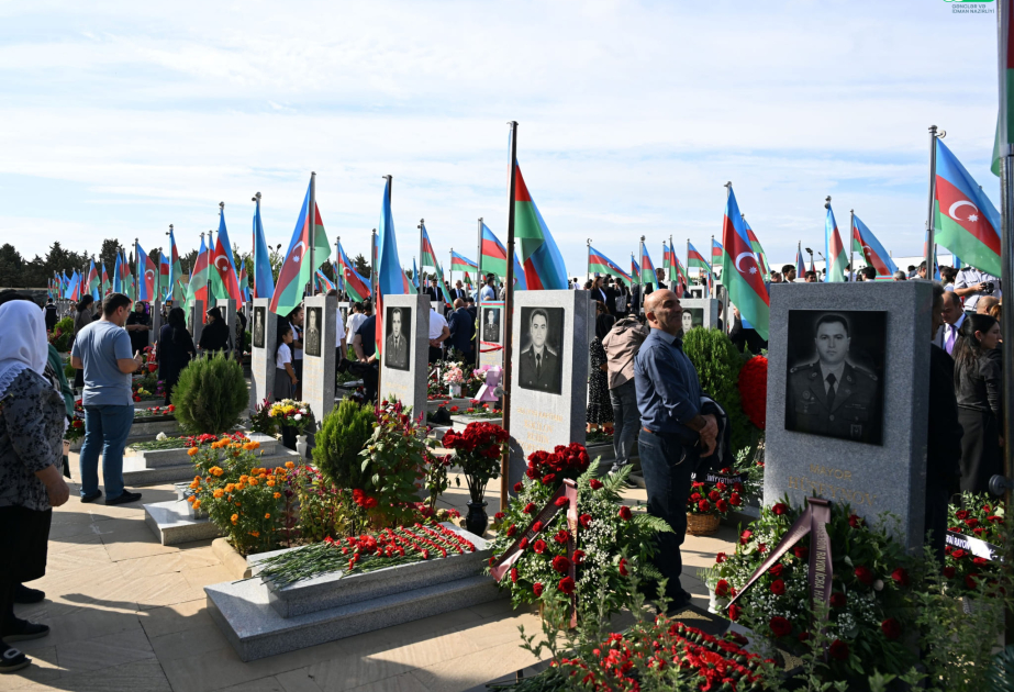 Gənclər və İdman Nazirliyinin kollektivi II Fəxri xiyabanı və Zəfər parkını ziyarət edib