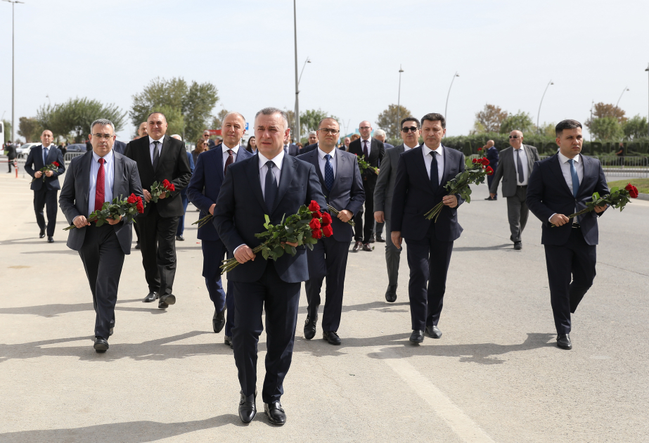 Səhiyyə Nazirliyinin kollektivi Zəfər parkında şəhidlərin əziz xatirəsini anıb
