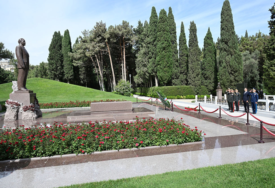 Leadership of Azerbaijan Defense Ministry commemorates National Leader and Martyrs