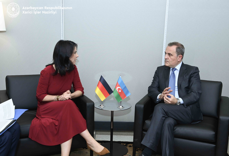 Jeyhun Bayramov informiert Annalena Baerbock über armenische Aufrüstung, die den Frieden in der Region bedroht