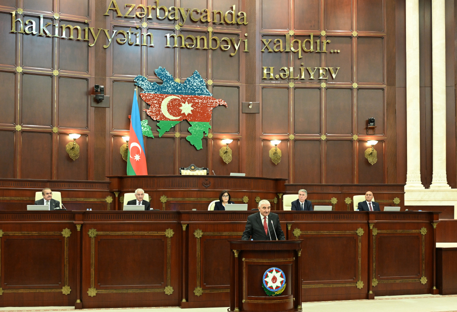 VII çağırış Milli Məclisin deputatlarına vəsiqələri təqdim olunub