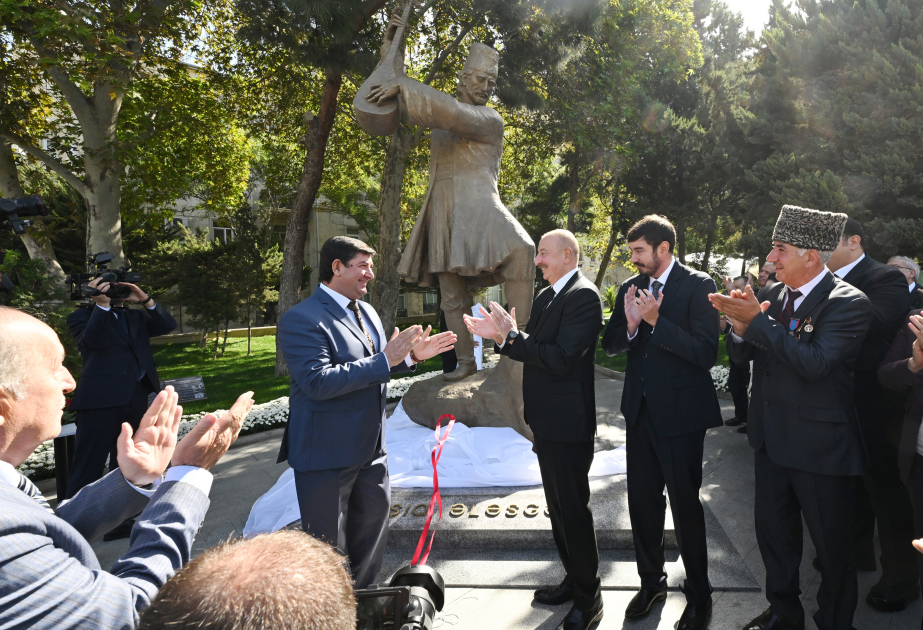 In Baku Denkmal von Aschug Alasgar enthüllt Präsident Ilham Aliyev nimmt an Enthüllungszeremonie teil VIDEO