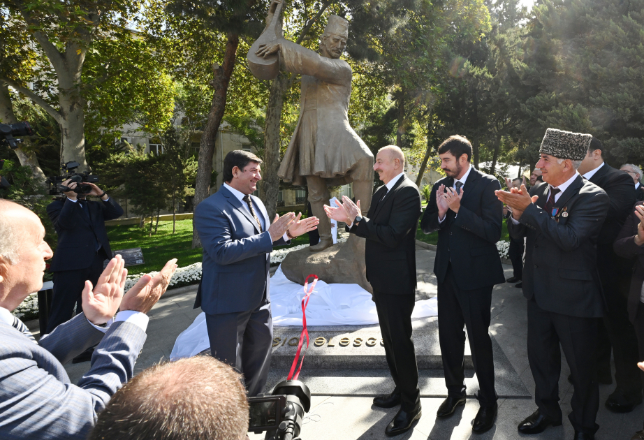 El Presidente de Azerbaiyán asiste a la inauguración del monumento a Ashig Alasgar en Bakú