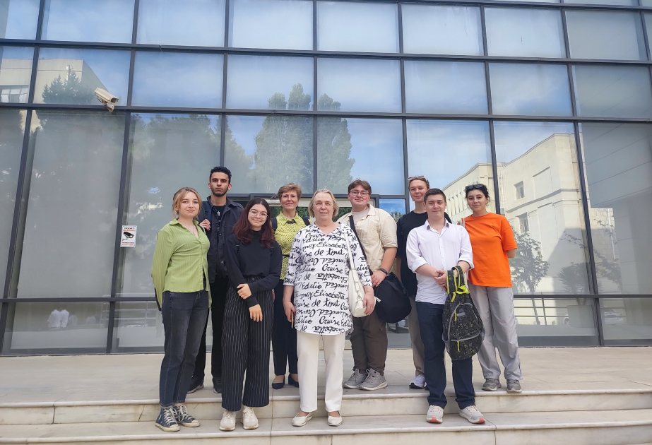 Tələbələr Mərkəzi Elmi Kitabxanada mühafizə edilən nəşrlərlə tanış olublar