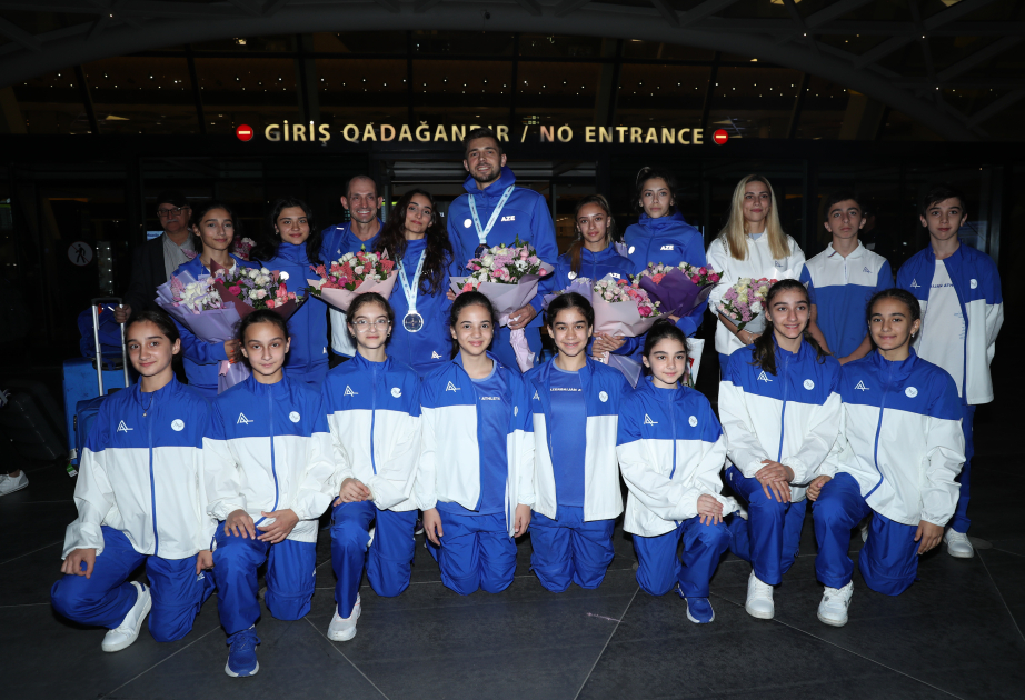 Dünya çempionatında gümüş medal qazanan Azərbaycan gimnastları Vətənə dönüblər
