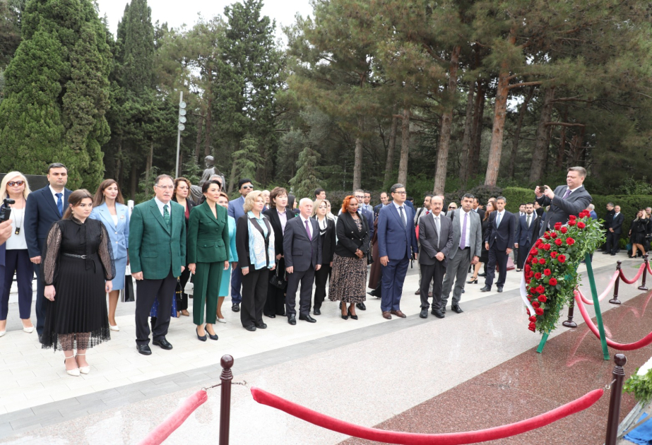 Ombudsmanların Beynəlxalq Bakı Forumunun iştirakçıları Fəxri xiyabanı ziyarət ediblər