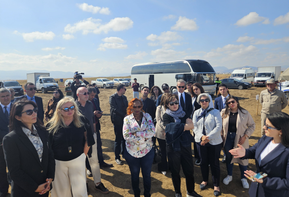 Los participantes del Foro Internacional de Defensores del Pueblo de Bakú comienzan a viajar a los territorios liberados de la ocupación