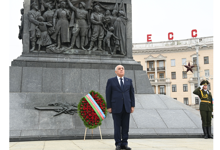El Primer Ministro de Azerbaiyán visita el Monumento a la Victoria en Minsk