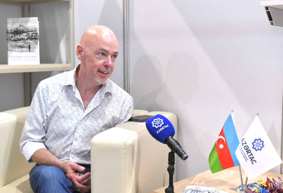 Weltberühmter irischer Schriftsteller John Boyne besucht Stand von AZERTAC