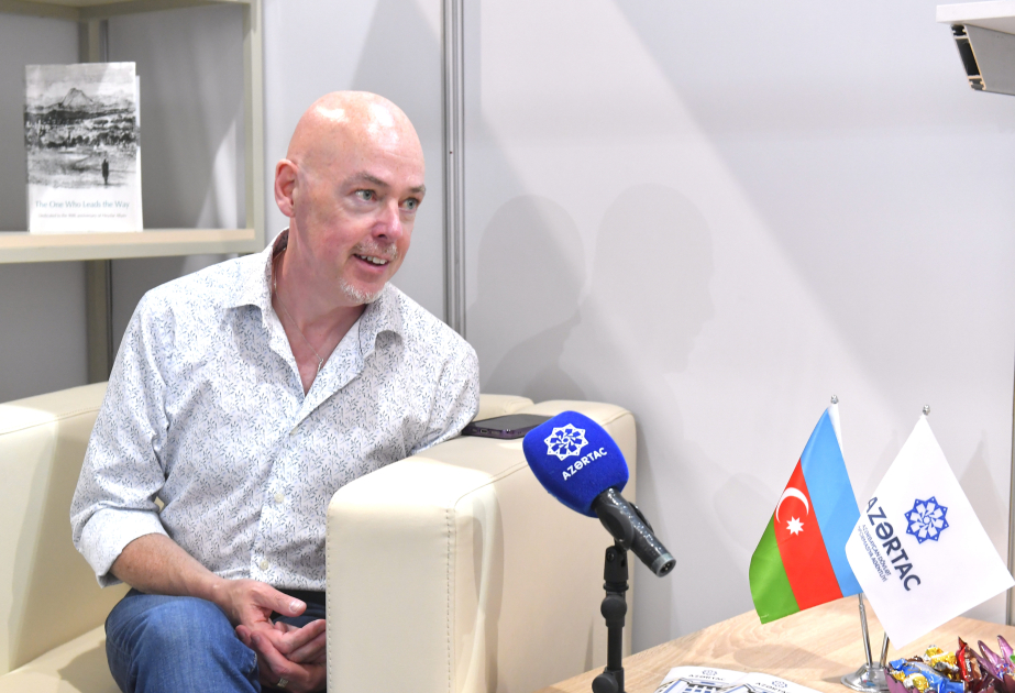 John Boyne visitó el stand de AZERTAC en la Exposición del Libro de Bakú