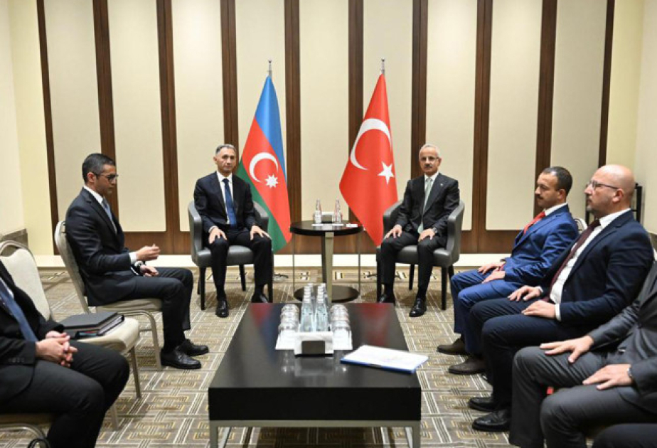 Los ministros de Transporte de Azerbaiyán y Türkiye debaten el desarrollo del proyecto Bakú- Tiflis- Kars