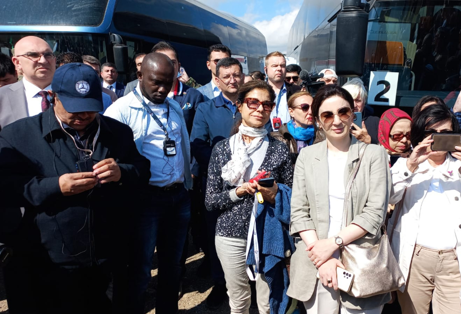 Los participantes en la Conferencia Internacional inspeccionan la fosa común descubierta en Aghdara
