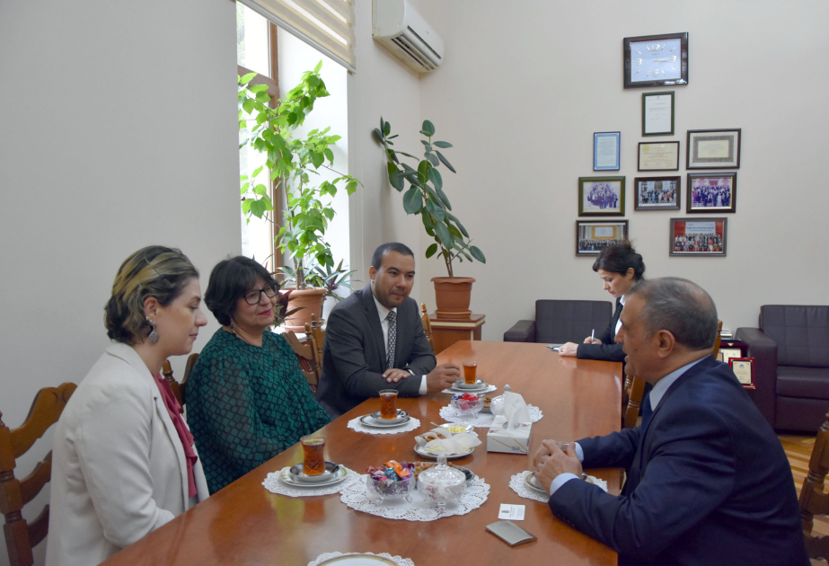 La poeta venezolana visita la Biblioteca Nacional de Azerbaiyán